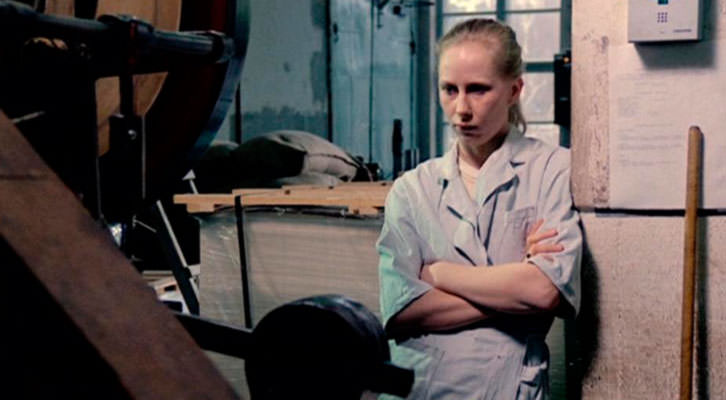 Fotograma de 'La chica de la fábrica de cerillas', de Aki Kaurismäki.