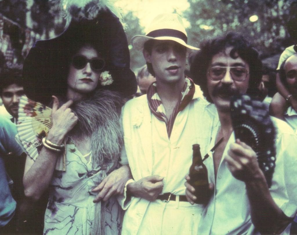 Ocaña, Camilo y Nazario transitan por las Ramblas canibaales en un fotograma de 'Ocaña, retrato intermitente' (Ventura Pons, 1978). Fotografía cortesía de la revista.