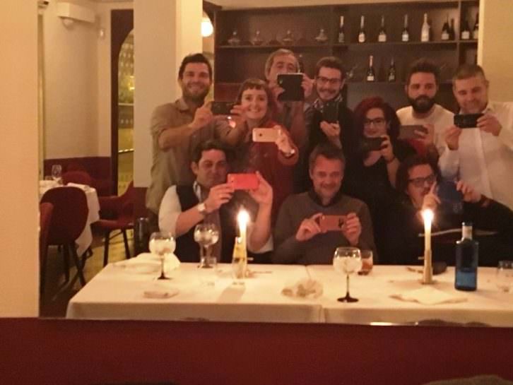 De izquierda a derecha y de arriba abajo, de pie: Carles Claver, Merche Medina, Salva Torres, Andrés Herráiz, Victoria Herrero, Ismael Teira y Migu Gregori. Sentados: José Ramón Alarcón, Vicente Chambó y Juanjo Mestre. Restaurante Mar de Avellanas. Fotografía, selfie del equipo MAKMA.