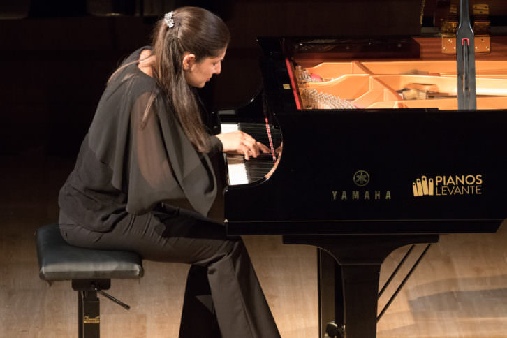 Fatima Dzusova durante su interpretación en la final del Premio Iturbi. Imagen cortesía de la Diputación de Valencia.