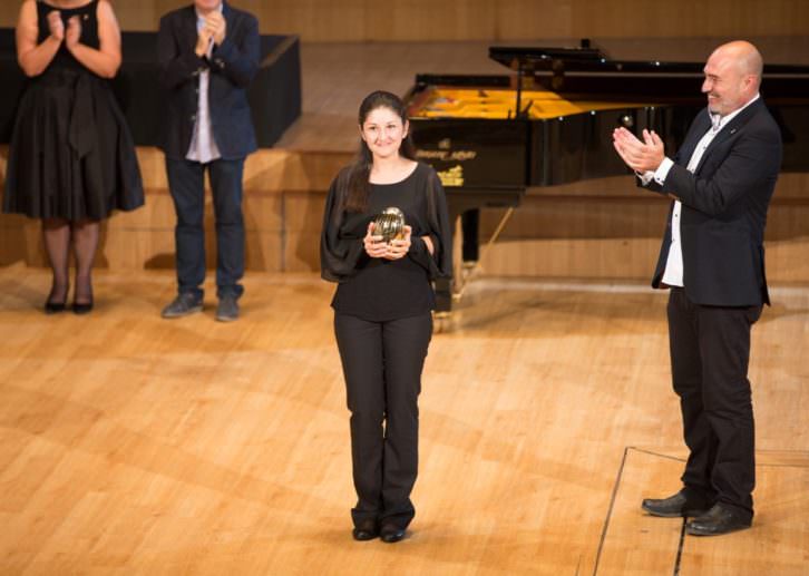 Fatima Dzusova con el galardón como ganadora del Premio Iturbi en presencia del diputado de Cultura Xavier Rius. Imagen cortesía de la Diputación de Valencia.