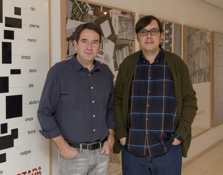 Ignasi Aballí (izda) junto a Sergio Rubira, comisario de la exposición. Imagen cortesía del IVAM.