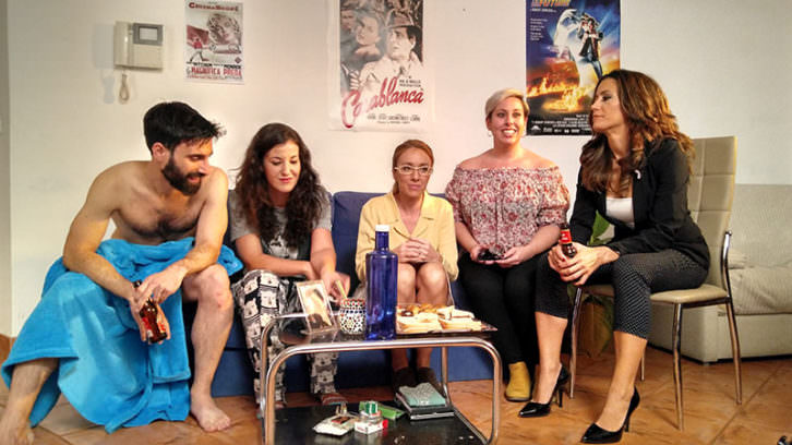 Jorge de Guillae, Marina Gutiérrez, María Albiñana, Patricia Teruel y Nuria López, en una imagen de la webserie ¡Tócate! Imagen cortesía de la dirección.