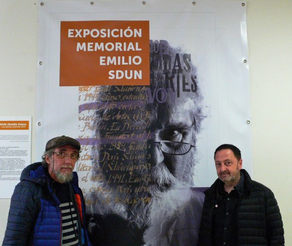 Antonio Damián y Antonio Alcaraz ante el cartel del memorial Emilio Sdun. Fotografía, Vicente Chambó.