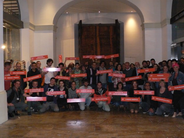 Editores y colaboradores celebran la clausura del Festival SINDOKMA el pasado mes de octubre en La NAU.