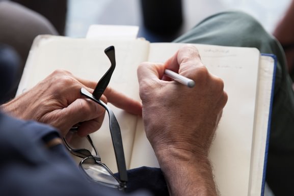 Tomando notas. Fotografía Fernando Ruiz.