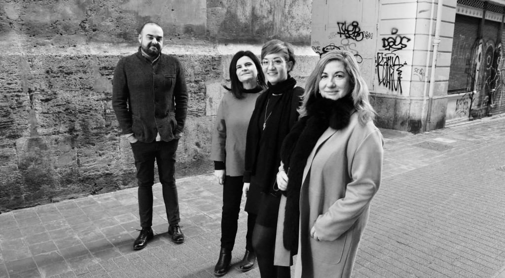 Vicente Torres (Plastic Murs), Marisa Giménez (Museo del Ruso de Alarcón), Cristina Chumillas (Pepita Lumier) y Sara Joudi (Galería Shiras) posan en las inmediaciones del Centre Cultural La Nau, instantes previos al Desayuno Makma. Fotografía: Jose Ramón Alarcón.