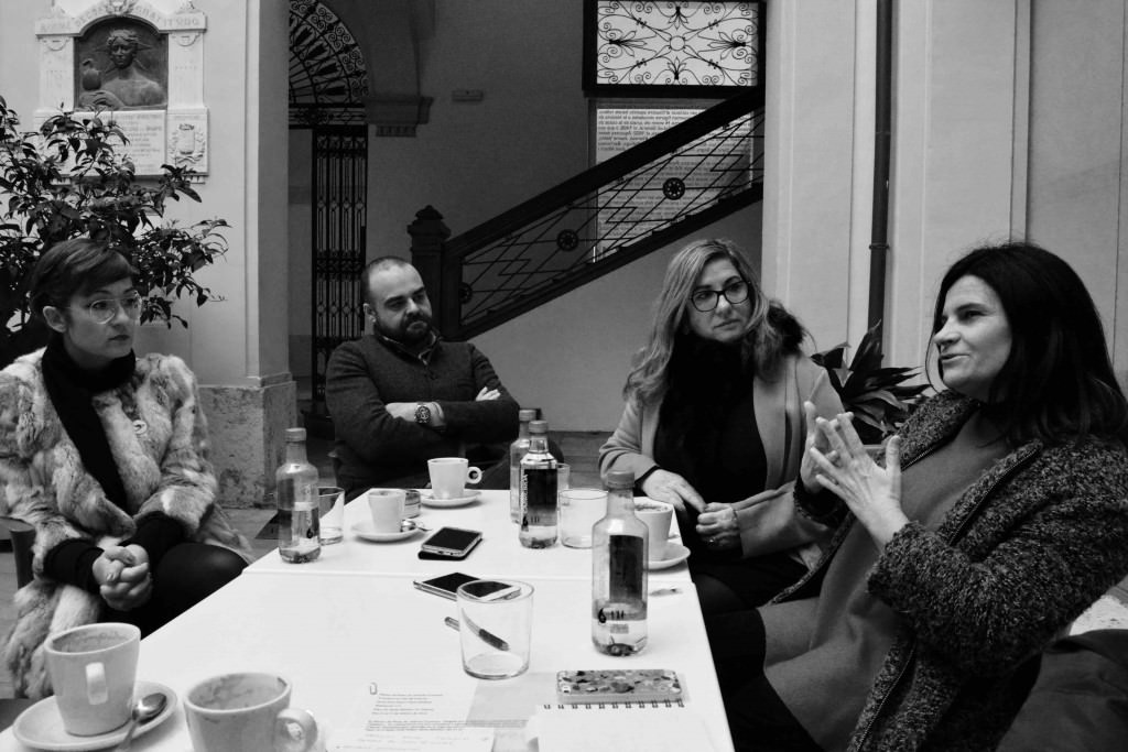 (De izquierda a derecha) Cristina Chumillas (Pepita Lumier), Sara Joudi (Galería Shiras)y Marisa Giménez (Museo del Ruso de Alarcón), durante un instante de los Desayunos Makma en el Centre Cultural La Nau. Fotografía: Jose Ramón Alarcón.