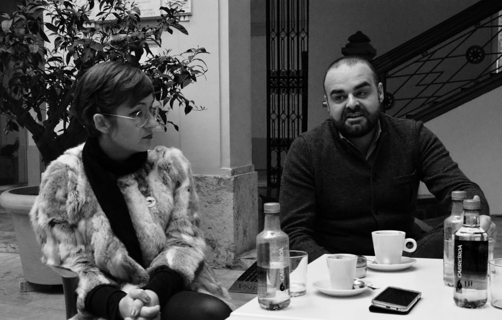 Cristina Chumillas (Pepita Lumier) y Vicente Torres (Plastic Murs) durante un instante de los Desayunos Makma en el Centre Cultural La Nau. Fotografía: Jose Ramón Alarcón. 