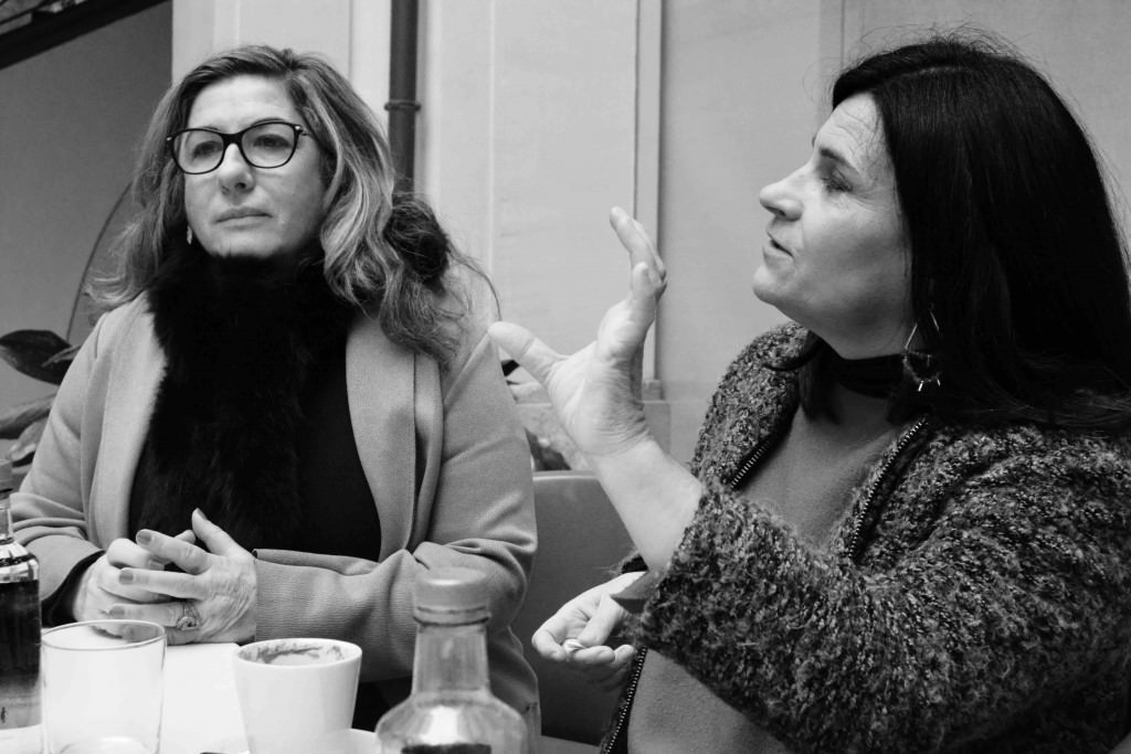 Sara Joudi (Galería Shiras) y Marisa Giménez (Museo del Ruso de Alarcón), durante un instante de los Desayunos Makma en el Centre Cultural La Nau. Fotografía: Jose Ramón Alarcón.