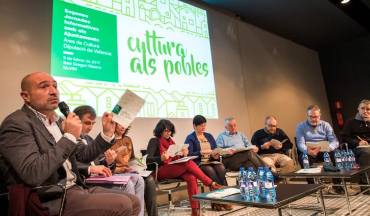 Xavier Rius, en primer término, en la reunión del MuVIM. Imagen cortesía de la Diputación de Valencia.