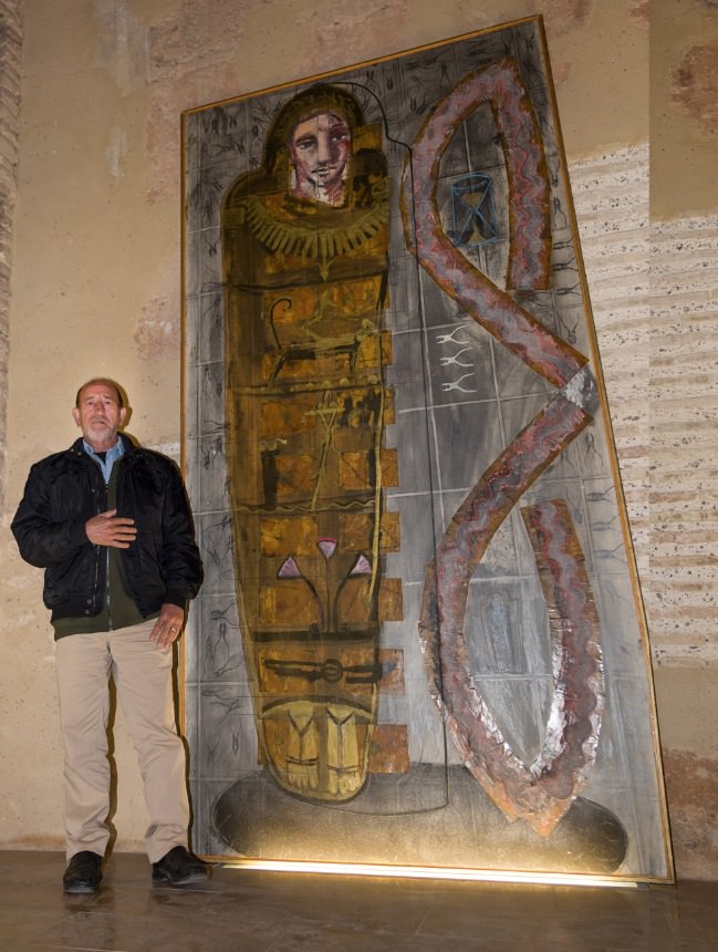 José Morea ante una de sus obras. Fotografía de Rocío Sierra por cortesía del E CA.