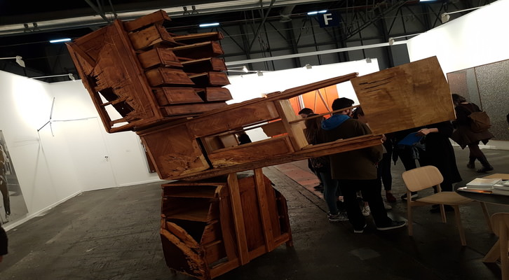 «La Patética para instrumento innombrable». Jorge Peris,2018. Intervención en mobiliario de madera,280 x 155 x 250 cm.