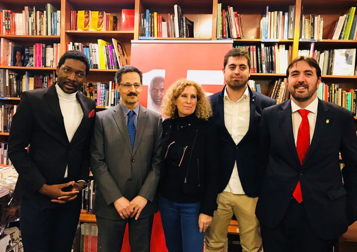 El actor Marius Makon, el consejero cultural de la embajada de Marruecos en España Abdellah Dghoughi, la directora del FCAT Mane Cisneros, el concejal delegado de cultura de Tarifa Antonio Cádiz y el alcalde de Tarifa Francisco Ruiz en la presentación del FCAT 2018 en Madrid. Fotografía cortesía del festival.