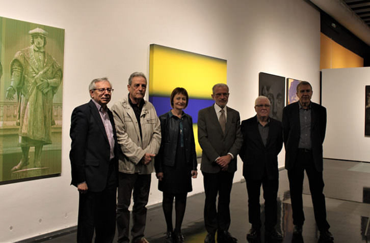 De izda a dcha, Antonio Ariño, Artur Heras, Mavi Mestre, Esteban Morcillo, Rafael Armengol y José María Yturralde, durante el acto de donación de las obras a la Universitat de València. Imagen cortesía de La Nau.