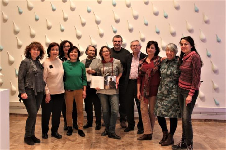 Las mujeres ceramistas y responsables institucionales en la exposición 'Ceràmica en mans de dona'. Imagen cortesía de La Nau.