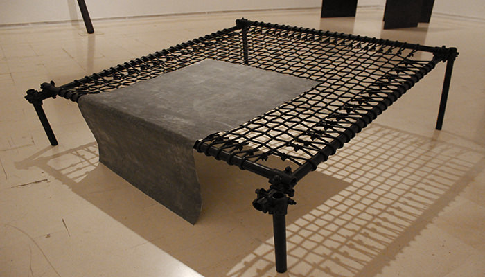 Gilberto Zorio. Letto, 1967. Caucho, tubos de metal y lámina de plomo, 82 x 209,5 x 240 cm. Fotografía de Lucía Cajo Ferrando.