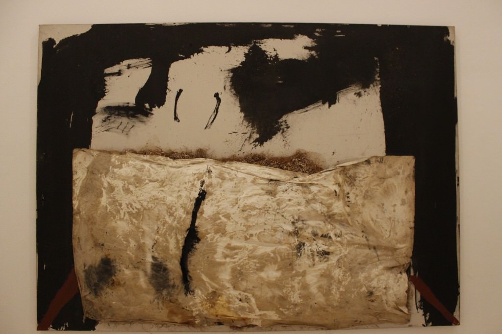 Antoni Tàpies. Superfície gris rosáceo con marcas negras, 1962. Técnica mixta sobre lienzo, 193 x 130 cm. Fotografía de Lucía Cajo Ferrando.