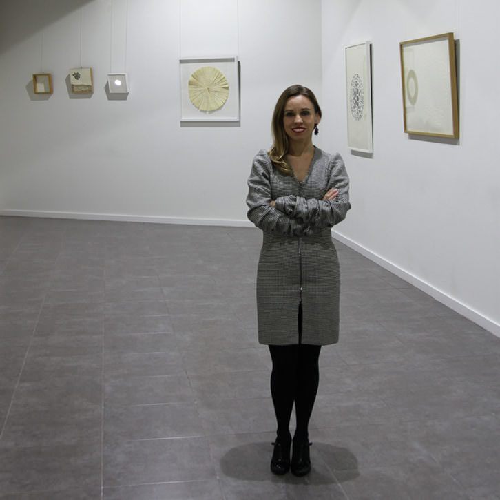 María José Planells en su exposición 'Cosmologías divergentes'. Imagen cortesía de la autora. 