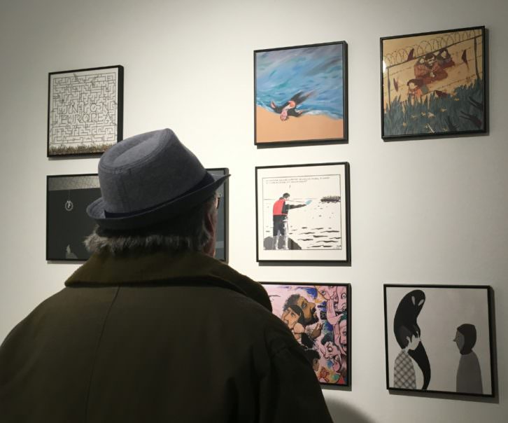 Un hombre observa la exposición presentada en el Col.legi Major Rector Peset al compás del Sagunt Splash. Imagen cortesía del Rector Peset.