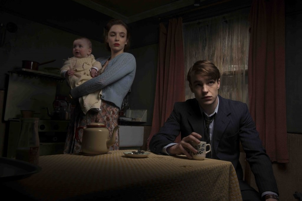 Beryl y Timothy Evans (Jodie Comer y Nico Mirallegro), con su hija Geraldine, se instalan en el infausto número 10 de Rillington Place. Fotografía cortesía de Filmin.