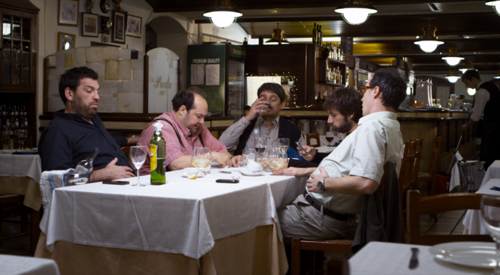 Hovik Keuchkerian, Juanma Cifuentes, Albert Ribalta, Raúl Fernández de Pablo y Fele Martínez en la escena del restaurante de Zaragoza.
