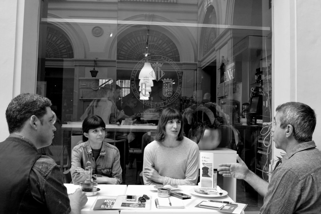 Inma García y Mertixell Barberá, directoras del Festival 10 Sentidos, junto con Jose Ramón Alarcón y Salva Torres, durante los #DesayunosMakma en la Cafetería La Nau. Fotografía: Merche Medina.