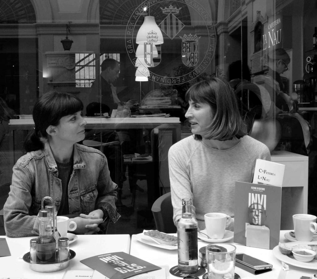 Inma García y Mertixell Barberá, directoras del Festival 10 Sentidos, durante los #DesayunosMakma en la Cafetería La Nau. Fotografía: Merche Medina.