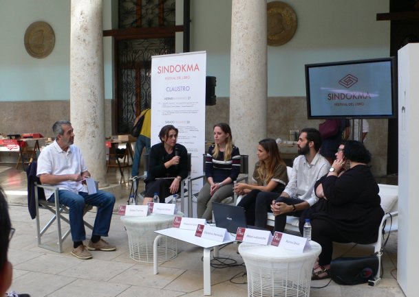 Una de las mesas redondas de la pasada edición del Festival del Libro Sindokma. Fotografía de archivo Vicente Chambó.