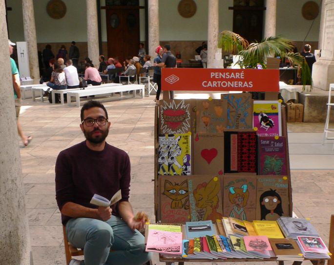 Algunos de los Stands del Festival del libro SINDOKMA. Editorial Pensaré Cartoneras. Fotografía de archivo, Vicente Chambó. 