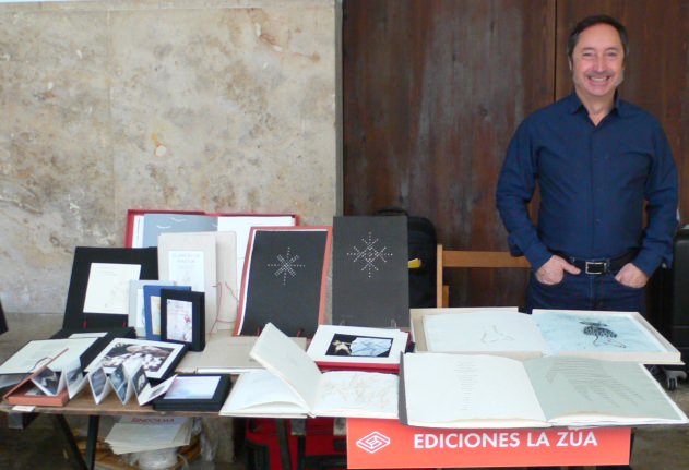 Algunos de los Stands del Festival del libro Sindokma. La Zua. Fotografía de archivo, Vicente Chambó.