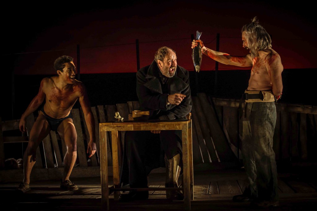 Oscar Kapoya, Josep Maria Pou y Jacob Torres durante un instante de la representación de ‘Moby Dick’, de Andrés Lima. Fotografía cortesía del Teatro Principal de València.