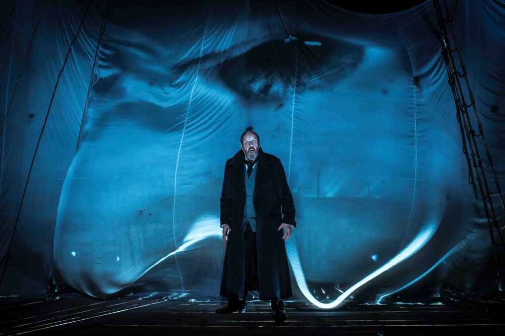 Josep Maria Pou, como el Capitán Ahab, durante un instante de la representación de ‘Moby Dick’, de Andrés Lima. Fotografía cortesía del Teatro Principal de València.