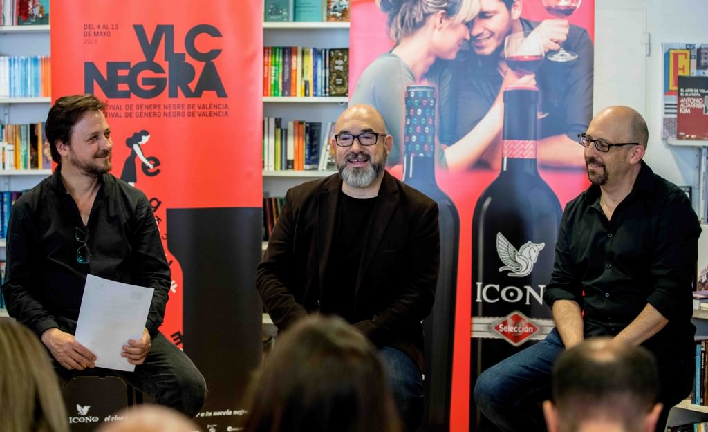 Bernardo Carrión, Llordi Llobregat y Santiago Álvarez durante la rueda de prensa de la VI edición de VLC NEGRA. Fotografía cortesía del festival.
