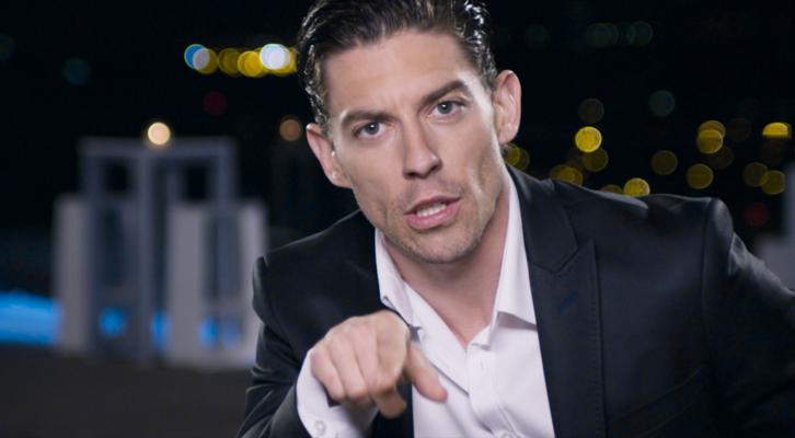 Adrián Lastra en su papel de "teacher" de la seducción.