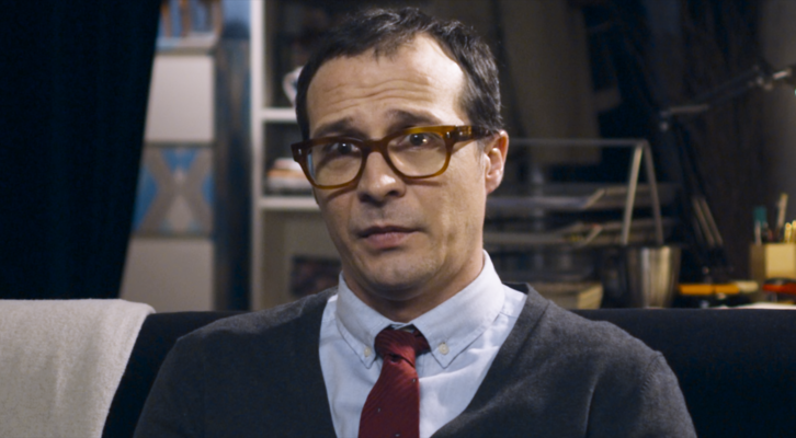 Marcos (Fele Martínez) en una de las escenas en que se entrevista a los personajes durante la trama.