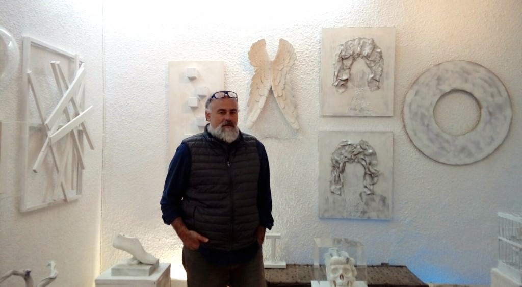 El artista Bancho posa junto a las obras de su exposición 'El camino interior', en el Museo del Ruso de Alarcón. Fotografía cortesía del museo.