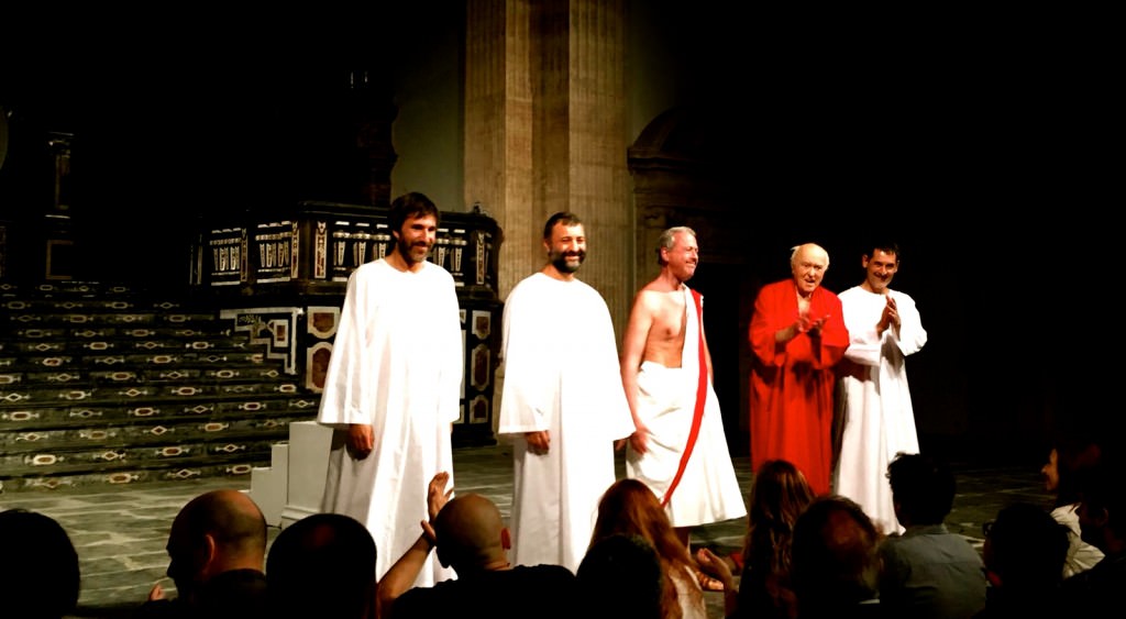 Imagen del elenco actoral de 'Giulio Cesare. Pezzi Staccati', de Romeo Castellucci. Fotografía: Merche Medina.