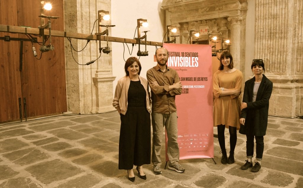 Carmen Amoraga, Directora General de Cultura y Patrimonio, y el director escénico Silvano Voltolina, en compañía de Meritxell Barberá e Inma García, directoras del Festival 10 Sentidos, durante la presentación de 'Giulio Cesare. Pezzi Staccati', de Romeo Castellucci. Fotografía: Merche Medina.