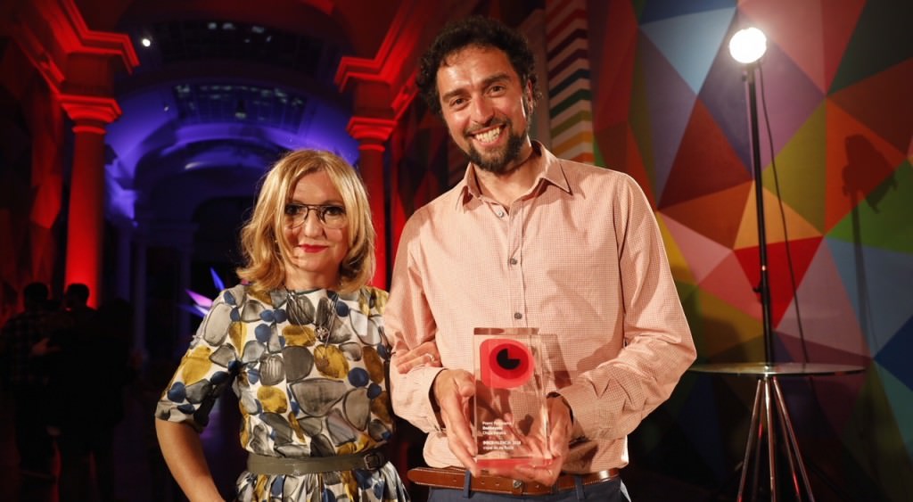 La jurado Eva Vizcarra con Chico Pereira, director de ‘Donkeyote’, Premio Panorama 2018 a mejor largometraje español. Fotografía cortesía de DocsValència.