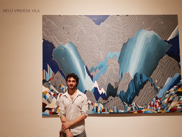 Nelo Vinuesa junto con su obra Vent du nord (200x280cm). Fotografía Baltasar Camps