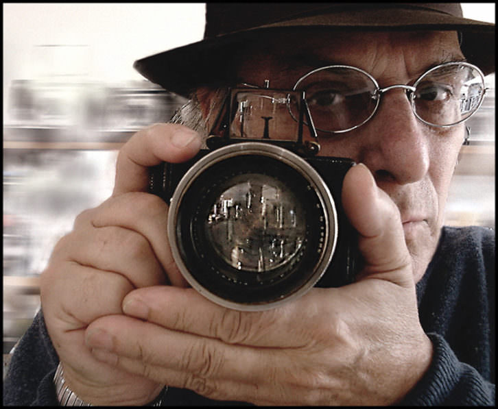 Carlos Saura. Autorretrato con Ernemann. Por cortesía del autor.