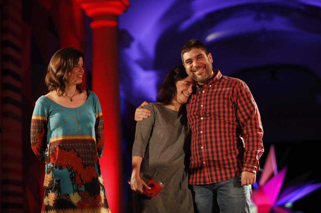 La jurado Laura Pérez con los ganadores María Andrés Pérez y Ernest José Sorrentino, Premio Mirades 2018 a mejor largometraje valenciano por 'The Cut'.  Fotografía cortesía de DocsValència.