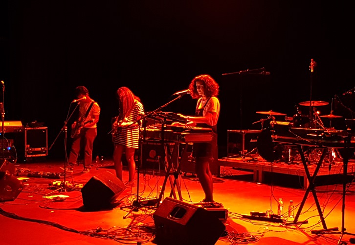 "Júlia" durante su concierto en el escenario interior de La Mutant durante el festival "Pops Marítims" los días 18 y 19 de mayo. Fotografía por: Baltasar Camps.