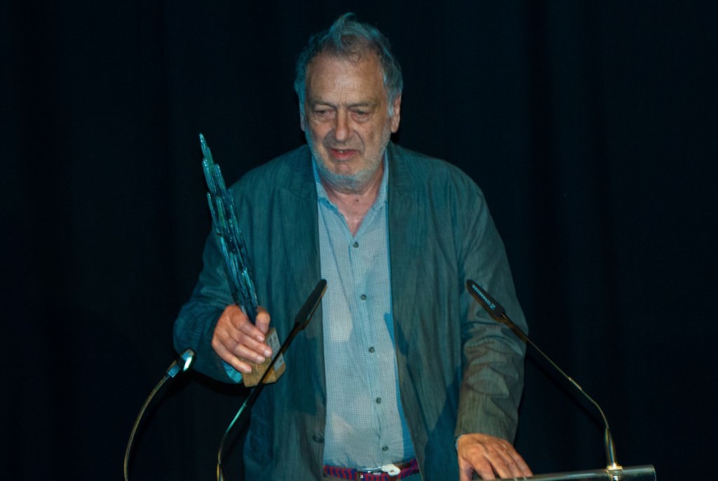 Stephen Frears recogiendo el premio en el Festival de Música y Cine de Castellón. Imagen cortesía del CIM.