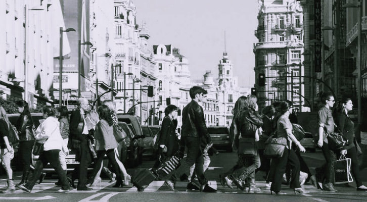 Gente andado por la calle. Fotografía cortesía de Jorge París.