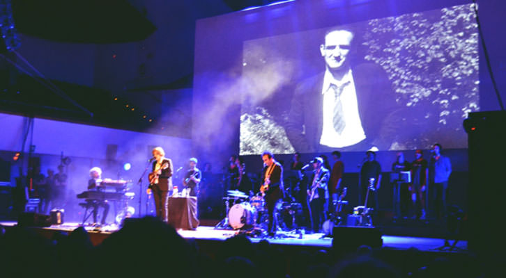 Nacho Vegas en un momento del concierto en el Palau de la Música. Fotografía: Raúl Bartleby.