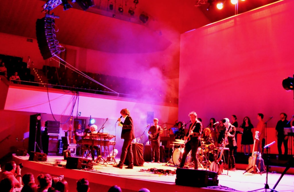 Nacho Vegas en un momento del concierto en el Palau de la Música. Fotografía: Raúl Bartleby. 