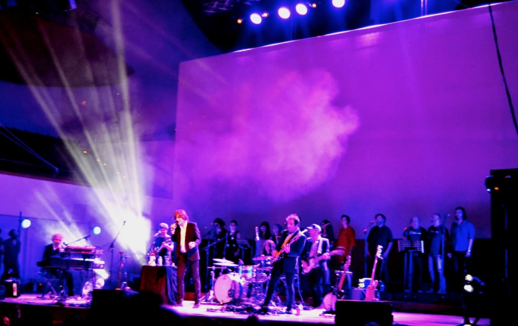 Nacho Vegas en un momento del concierto en el Palau de la Música. Fotografía: Raúl Bartleby.