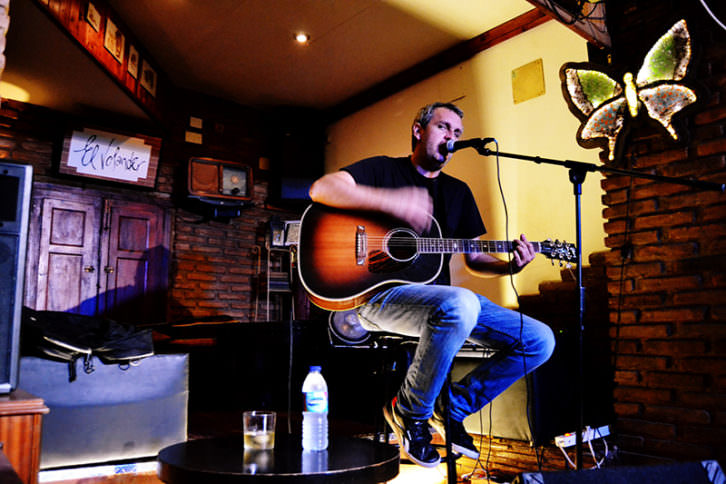 Rafa Pons durante un momento del concierto en El Volander. Foto: Lorena Riestra.
